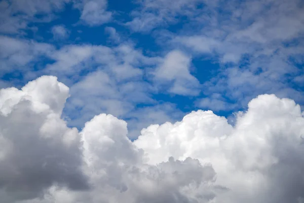 Cielo Blu Estivo Con Cumulus Nuvole Bianche — Foto Stock