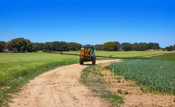 Fertőtlenítés Traktor Gabona Hagyma Mezőket Spanyolország Castilla Mancha — Stock Fotó