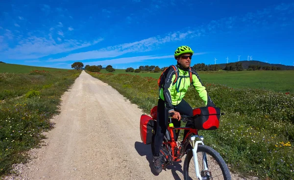 カミーノ サンティアゴでスペインのレバンテのセントジェームスの道自転車でバイクに乗る人 — ストック写真