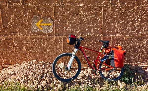 Freccia Gialla Segno Bicicletta Camino Santiago Modo Pellegrini San Giacomo — Foto Stock