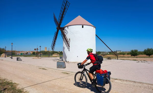 Peregrino Ciclista Por Camino Santiago Bicicleta Molino Viento Castilla Mancha — Foto de Stock