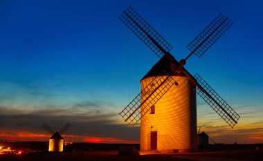 Cuenca, İspanya'nın Kastilya la Mancha Mota del Cuervo yel değirmenleri