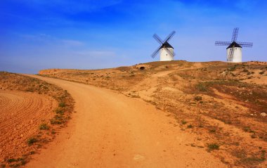 Tembleque'daki yel değirmenleri Toledo, Kastilya La Mancha Saint james yolda