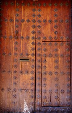Toledo, İspanya eski çivi ile ahşap kapı