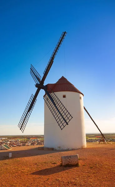 クエルボのクエンカでスペインのカスティーリャ マンチャの風車します — ストック写真