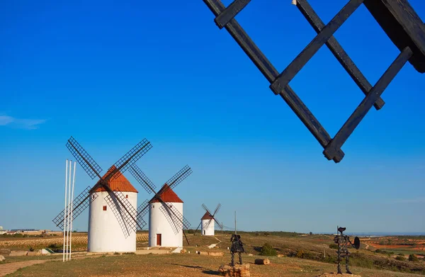 クエルボのクエンカでスペインのカスティーリャ マンチャの風車します — ストック写真