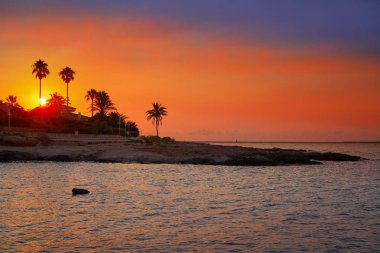Denia kumsalda Las Rotas günbatımı Akdeniz Alicante, İspanya