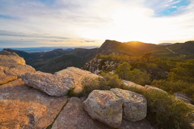 Garbi tepe günbatımında Calderona Sierra Valencia, İspanya