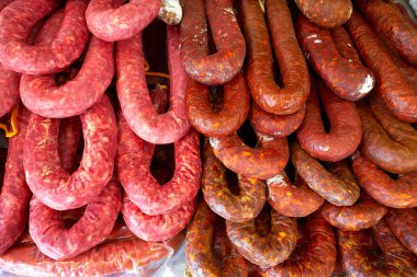 Embutido sosis Akdeniz chorizo satır asılı üzerinden