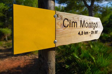 Montgo dağın parça yol işaret Javea Denia Alicante İspanya içinde tırmanmaya