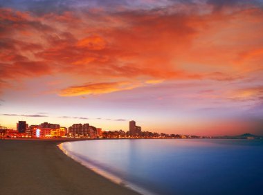 Peniscola silüeti ve İspanya Castellon 'da kale plajı günbatımı