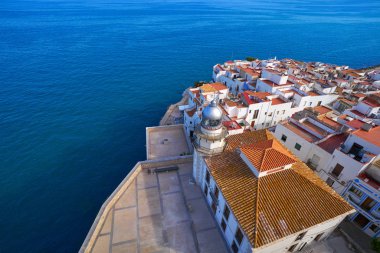 Peniscola deniz feneri ve Castellon Akdeniz İspanya Köyü