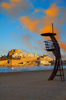 Peniscola silüeti ve İspanya Castellon 'da kale plajı günbatımı