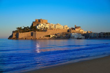 Peniscola silüeti ve İspanya Castellon 'da kale plajı günbatımı