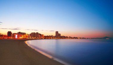 Peniscola silüeti ve İspanya Castellon 'da kale plajı günbatımı