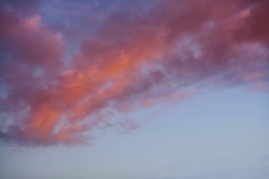 Bulutlar gökyüzü günbatımı turuncu ve mavi renkler