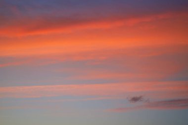 Bulutlar gökyüzü günbatımı turuncu ve mavi renkler