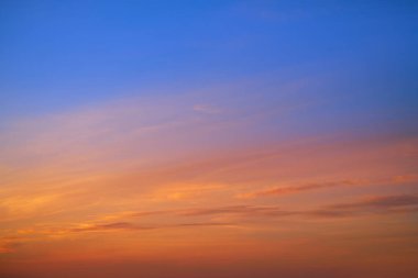 Bulutlar gökyüzü günbatımı turuncu ve mavi renkler