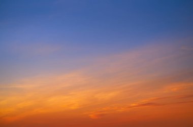 Bulutlar gökyüzü günbatımı turuncu ve mavi renkler