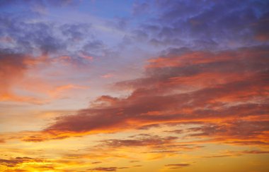 Bulutlar gökyüzü günbatımı turuncu ve mavi renkler