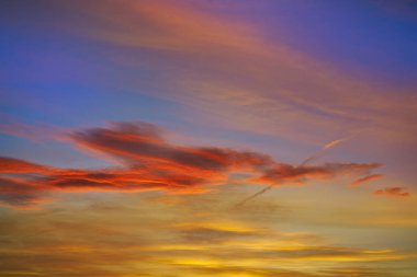 Bulutlar gökyüzü günbatımı turuncu ve mavi renkler