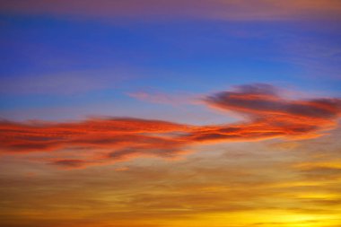 Bulutlar gökyüzü günbatımı turuncu ve mavi renkler