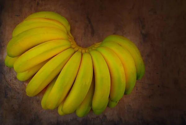 Banane Frutta Fila Rotonda Fondo Legno Grunge — Foto Stock