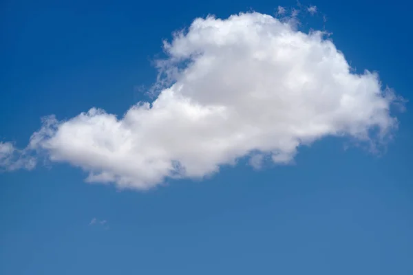 Blue Summer Sky One Cumulus Cloud — Stock Photo, Image