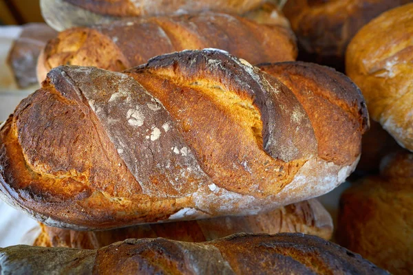 Chléb Pečený Tmavém Pozadí Dřeva — Stock fotografie