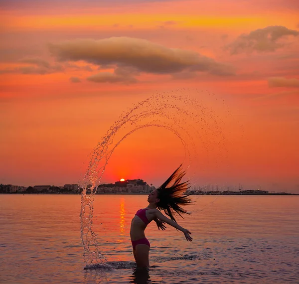 Menina Lançando Cabelo Virar Praia Pôr Sol Céu Laranja — Fotografia de Stock