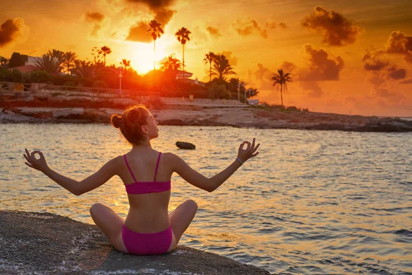 Sylwetka Dziewczyna Plaży Sunset Otwartymi Ramionami Jogi Mudry Palce Podczas — Zdjęcie stockowe