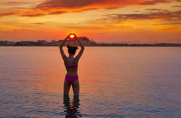 Дівчина Силует Заході Сонця Форма Серця Руках Пальці Пляжі — стокове фото