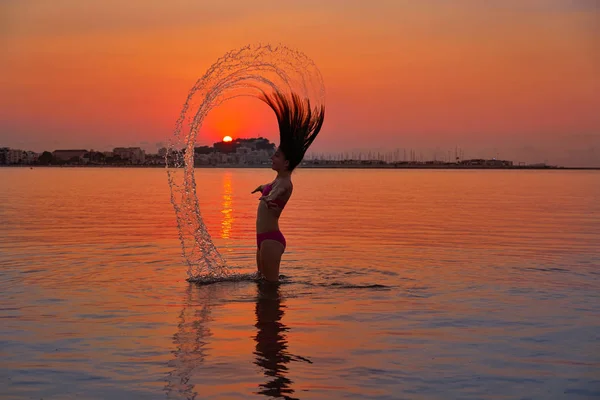 Menina Lançando Cabelo Virar Praia Pôr Sol Céu Laranja — Fotografia de Stock