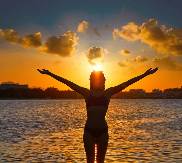 Κορίτσι Σιλουέτα Στην Παραλία Ηλιοβασίλεμα Ανοιχτές Αγκάλες Στέκεται — Φωτογραφία Αρχείου