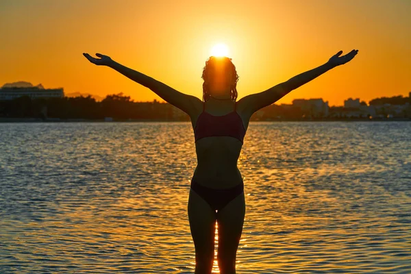 Kız Siluet Duran Plaj Gün Batımı Kollarını Açarak — Stok fotoğraf