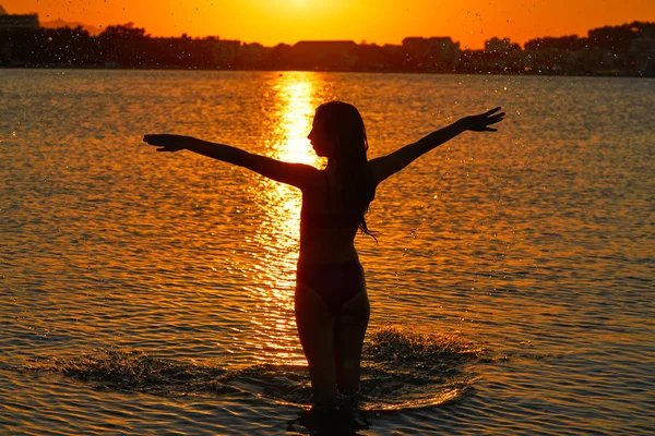 Silueta Dívka Pláž Západ Slunce Otevřenou Náručí Stojící — Stock fotografie