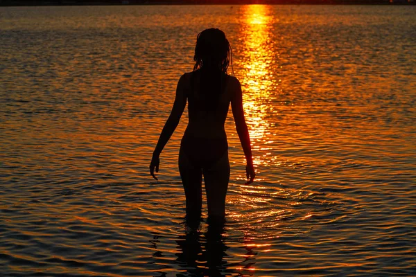 Plaj Gün Batımı Ayakta Arıyorum Kız Siluet — Stok fotoğraf