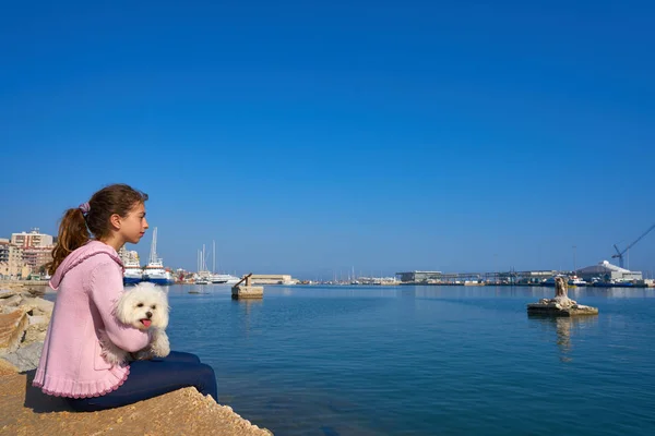 Teen Κορίτσι Εκμετάλλευση Maltichon Κουτάβι Σκυλί Στην Μαρίνα Ακτή Μεσογείου — Φωτογραφία Αρχείου