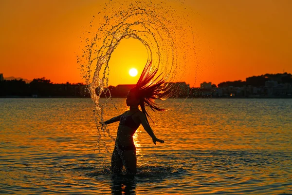 Kız Saygısız Saç Flip Turuncu Gökyüzü Günbatımı Plajı Nda — Stok fotoğraf