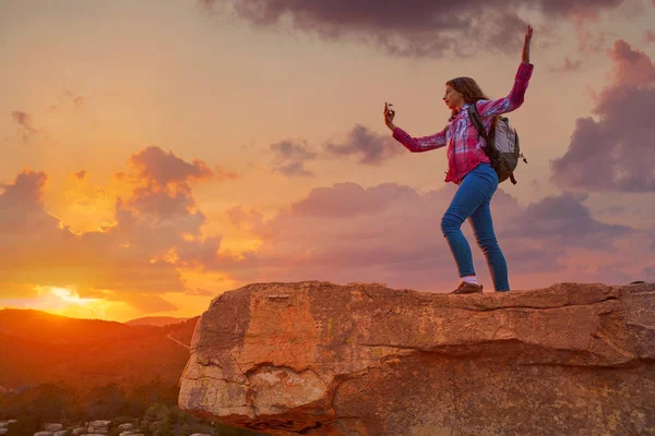 徒步青少年女孩自拍智能手机在山顶在日落 — 图库照片