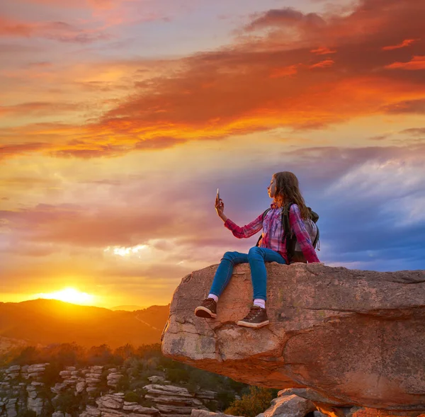 Πεζοπόρος Έφηβος Κορίτσι Selfie Smartphone Στην Κορυφή Του Βουνού Στο — Φωτογραφία Αρχείου