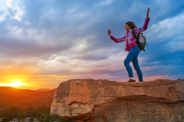 Randonneur Adolescent Fille Selfie Smartphone Sur Sommet Montagne Coucher Soleil — Photo