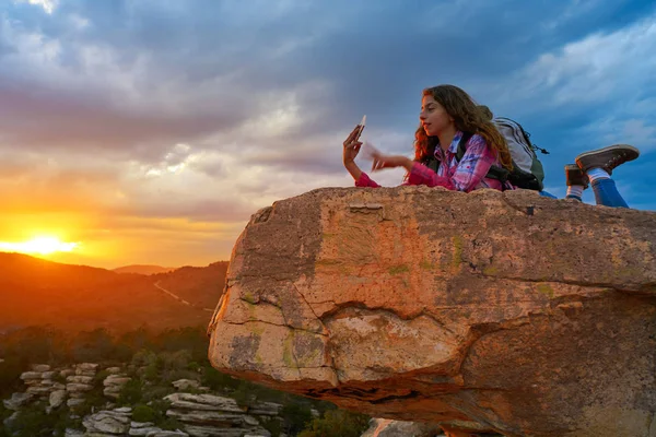 Uzun Yürüyüşe Çıkan Kimse Genç Kız Selfie Smartphone Batımında Dağ — Stok fotoğraf