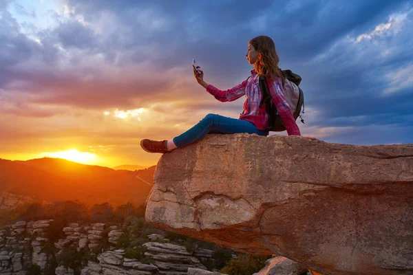 Uzun Yürüyüşe Çıkan Kimse Genç Kız Selfie Smartphone Batımında Dağ — Stok fotoğraf