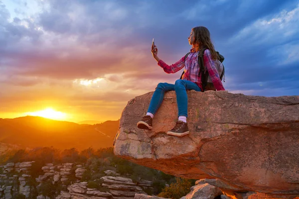 Escursionista Adolescente Ragazza Selfie Smartphone Sulla Cima Della Montagna Tramonto — Foto Stock