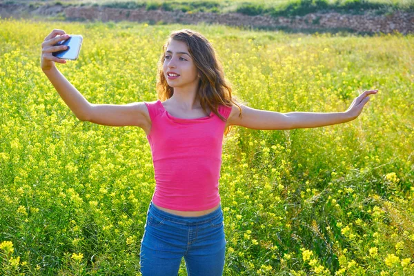 Tiener Meisje Selfie Video Foto Voorjaar Weide — Stockfoto