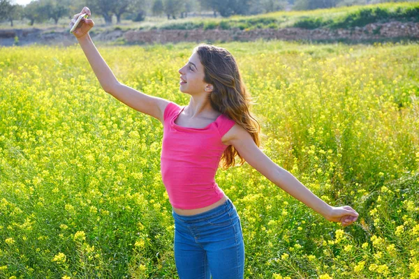 Adolescente Menina Selfie Vídeo Foto Prado Primavera — Fotografia de Stock