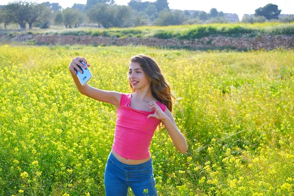 Adolescente Chica Selfie Vídeo Foto Primavera Pradera —  Fotos de Stock