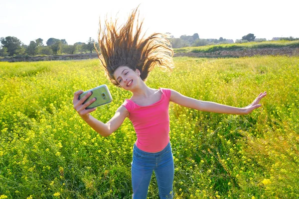 Девушка Селфи Фото Весеннем Лугу Двигающиеся Волосы — стоковое фото