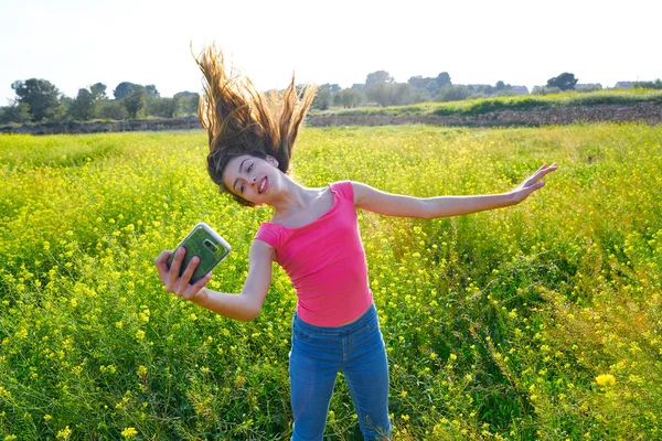 Adolescente Menina Selfie Vídeo Foto Prado Primavera Movendo Cabelo — Fotografia de Stock